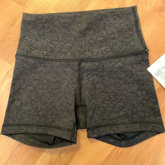 NWT Lululemon Wunder Under Train High Rise Short 4” in Blaze Black. Size 4 - Picture 7 of 8
